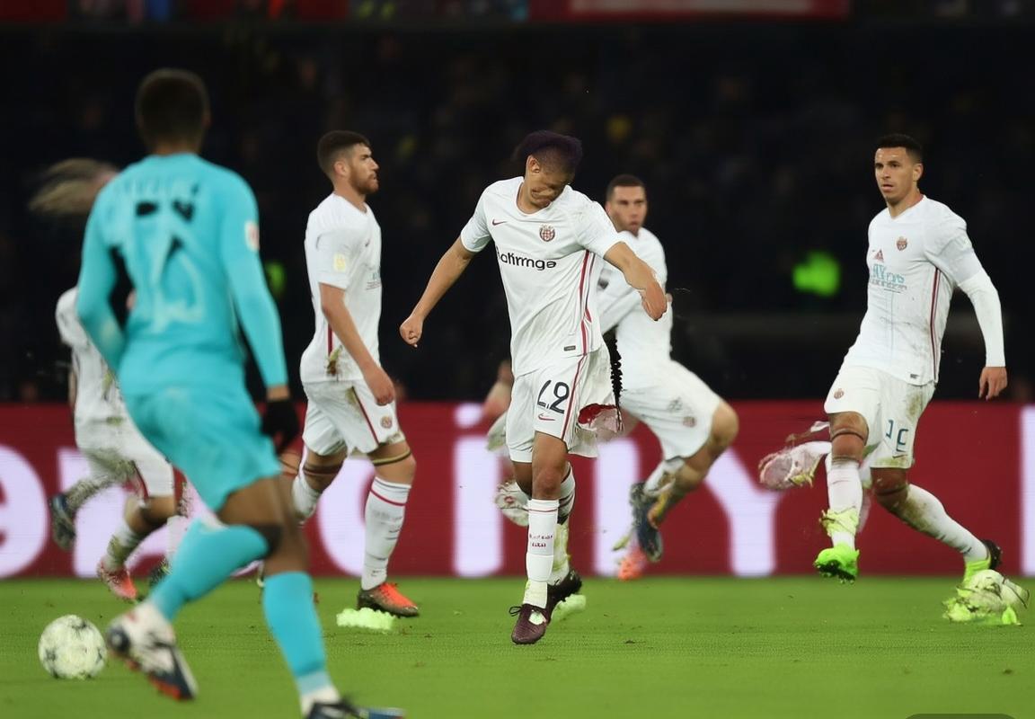 皇家马德里与巴黎锋线困境：姆巴佩、维尼修斯的前锋防守争议与现代足球战术博弈